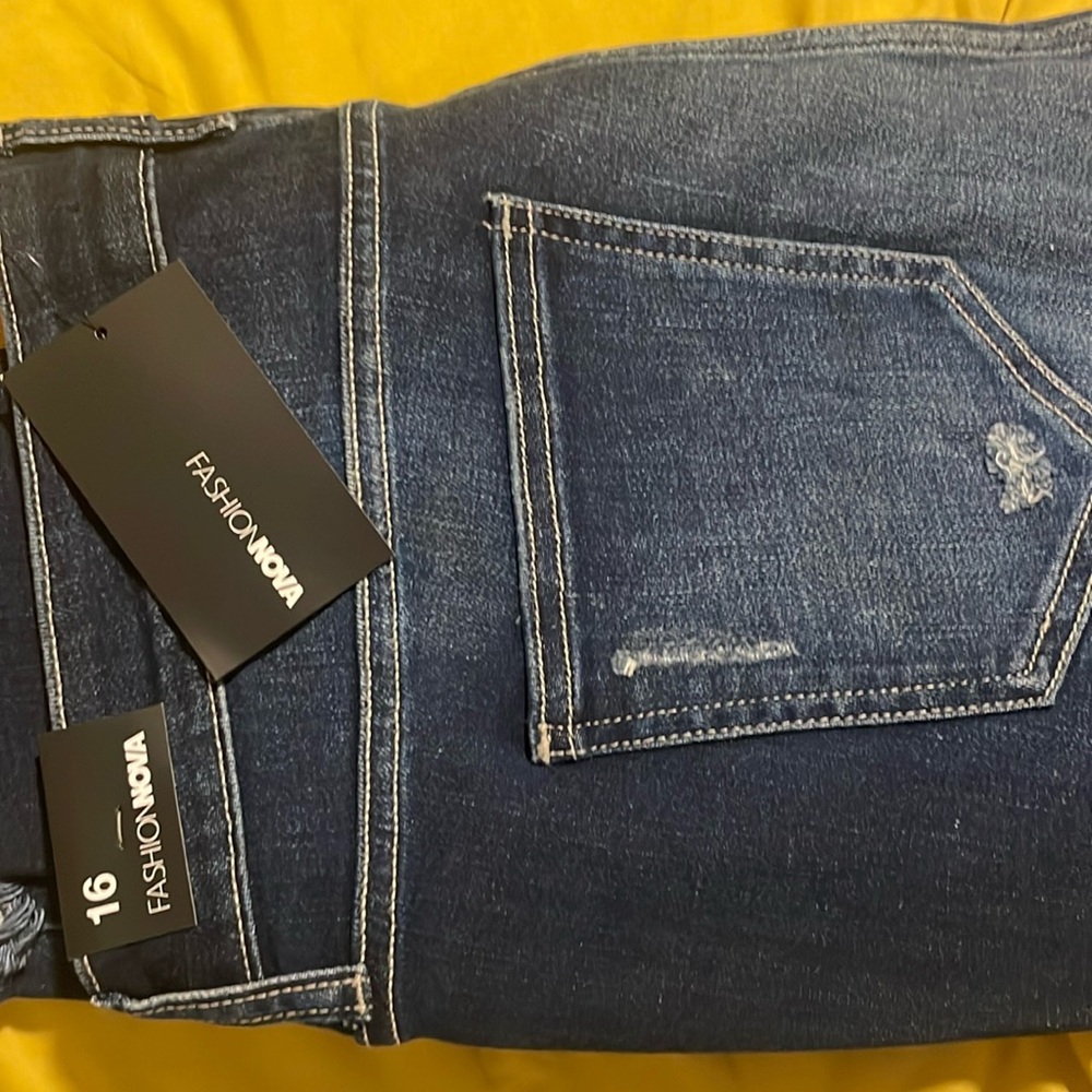 Denim distressed jeans